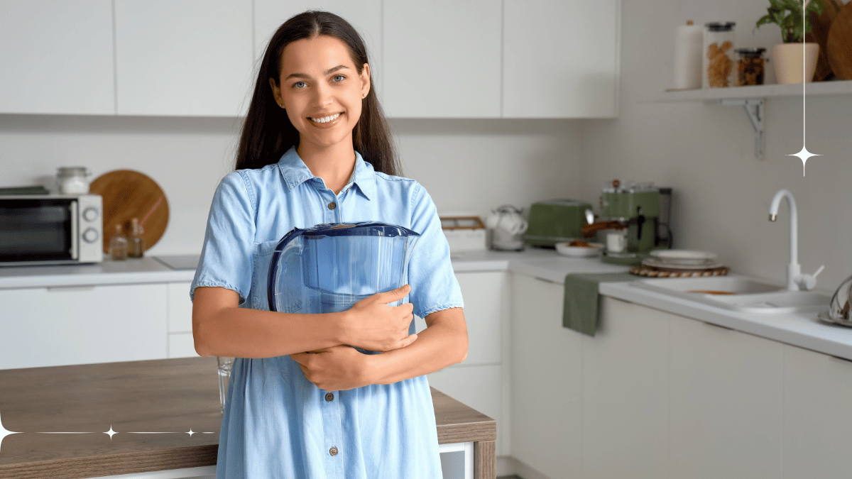 Žena s filtrační konvicí