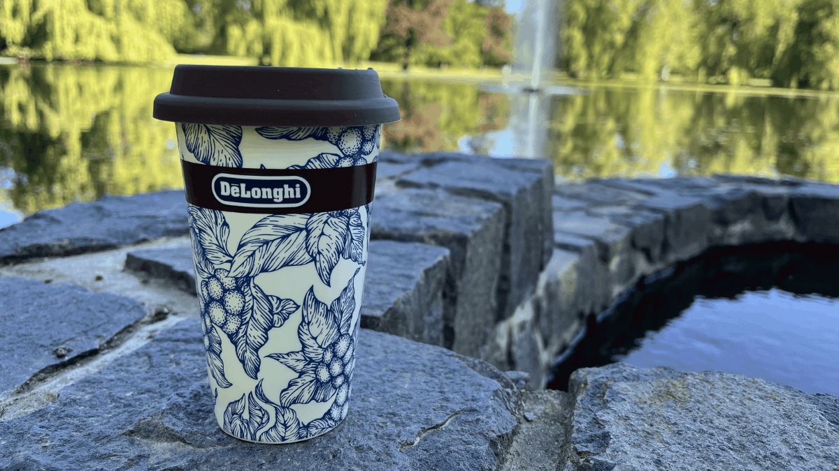 De’Longhi DLSC064 Blue Flower – keramický termohrnek na cestách