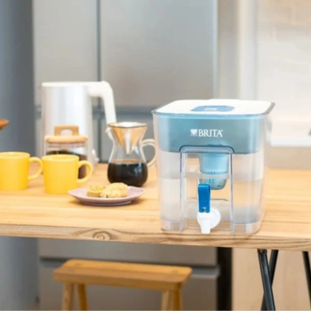 Zásobník na vodu BRITA Flow v domácnosti
