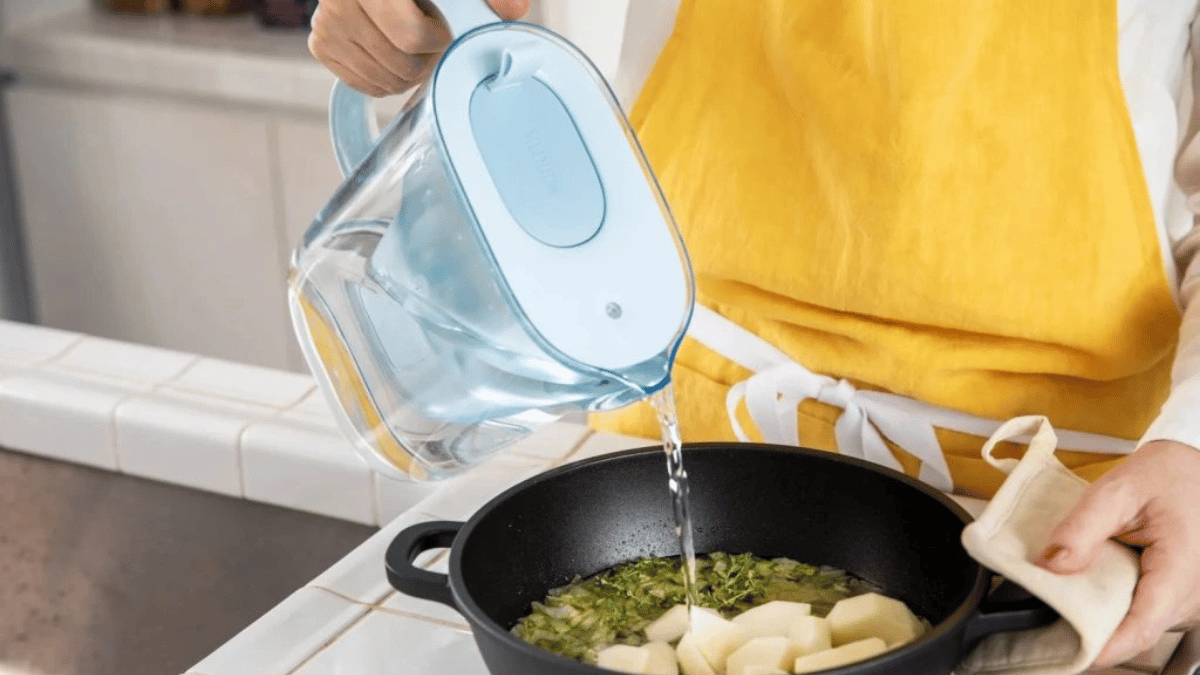 Rodina nalévá filtrovanou vodu BRITA v kuchyni