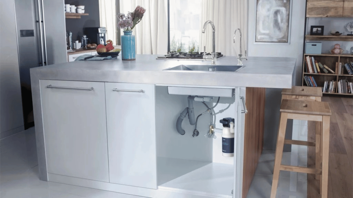 Detail nalévání vody z filtrační konvice BRITA