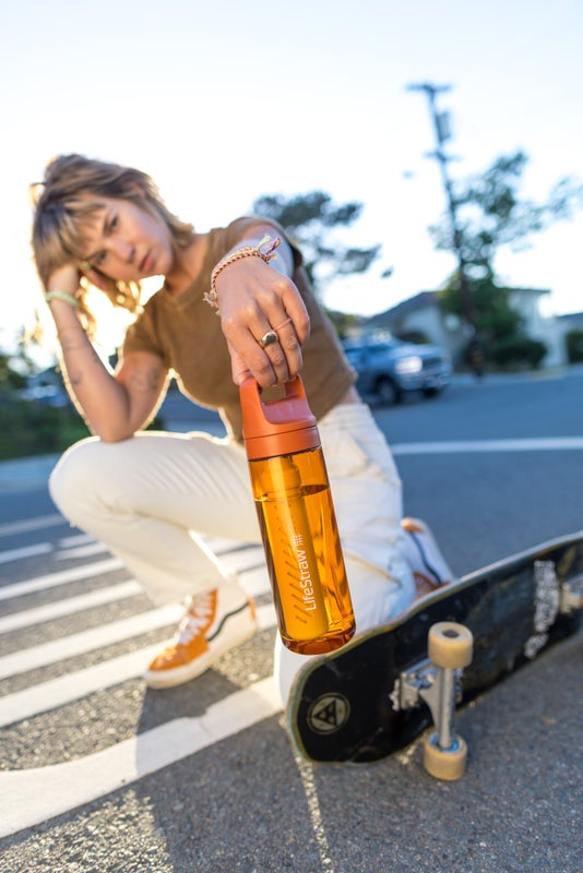LifeStraw filtrační láhev připnutá na tašce