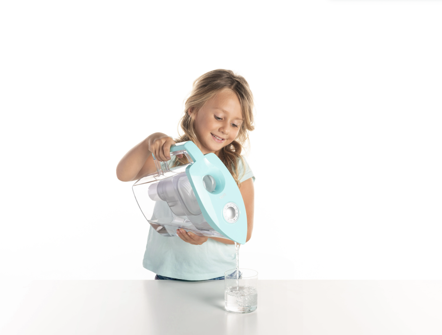 Malá holčička si bezpečně nalévá čistou vodu z filtrační konvice LAICA