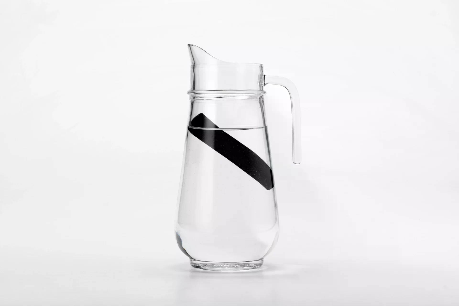 Binchotan tyčinka v karafě