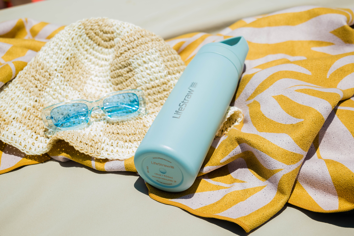 LifeStraw Go 2.0 Stainless Steel Aegean Sea detail v přírodě